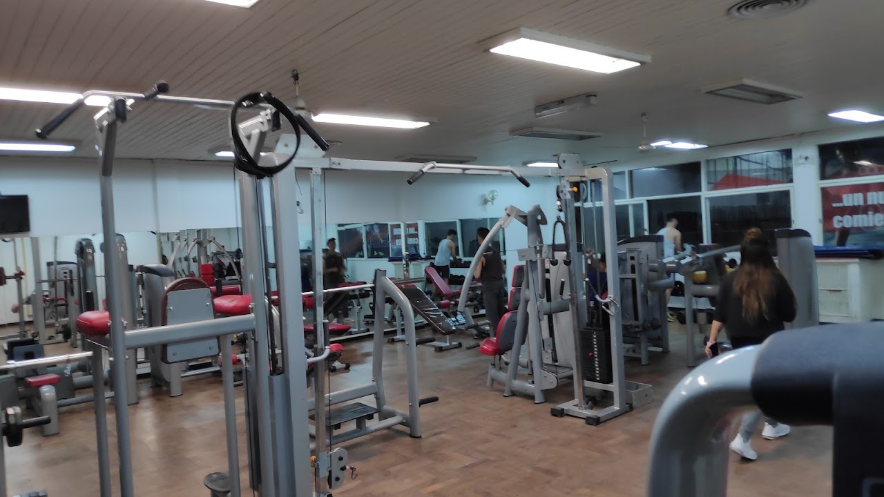 Piso principal de musculación y fuerza en PROGYM Neuquén