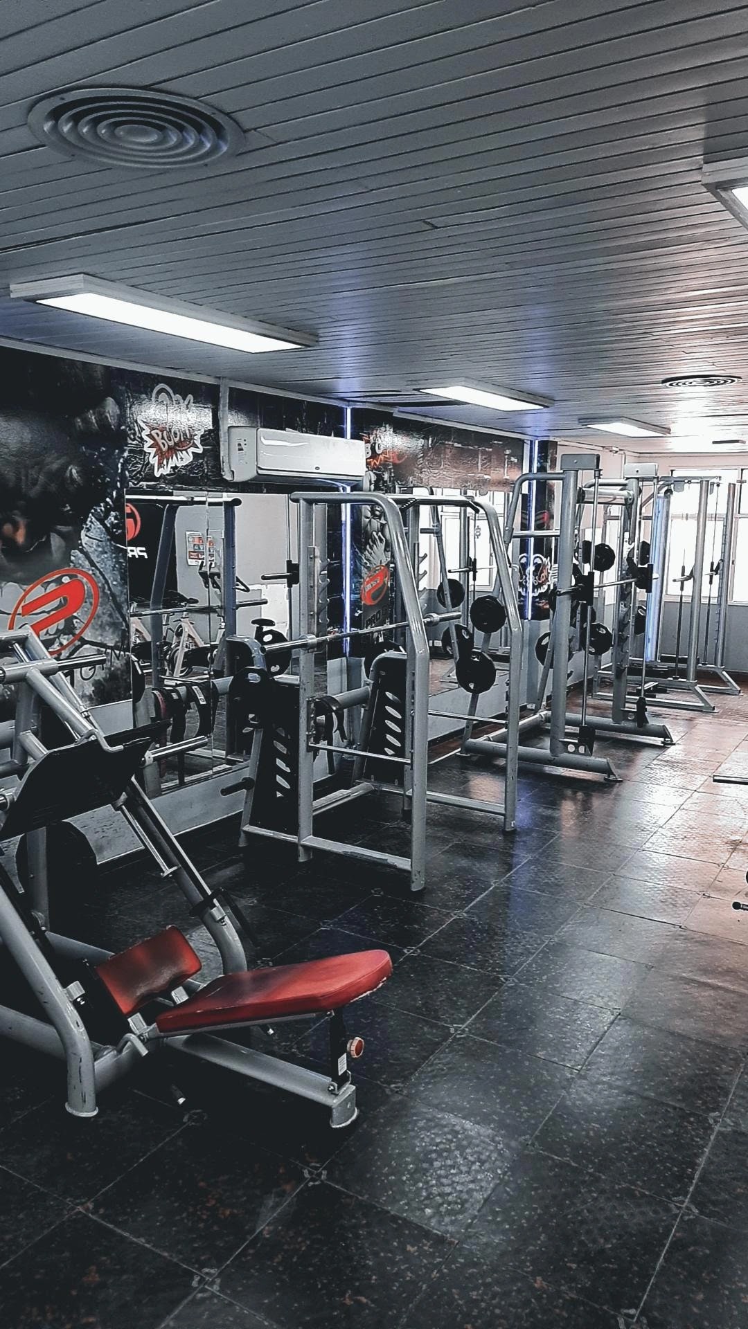 Sala de musculación con máquinas guiadas